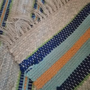 Runner da tavolo vintage svedese in tessuto di cotone con frange, tessuto a mano, a righe blu, bianche, gialle e verdi, con decorazioni tessili e frange.