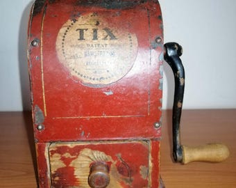 Macinacaffè manuale antico svedese in legno e metallo, brevetto TIX Carl Ramstedt & Co Eskilstuna anni '40, in ottime condizioni di funzionamento.