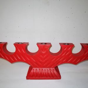 Vintage Zweedse houten kandelaar 5-armige Scandinavische kandelaar kandelaar van rood hout gesneden