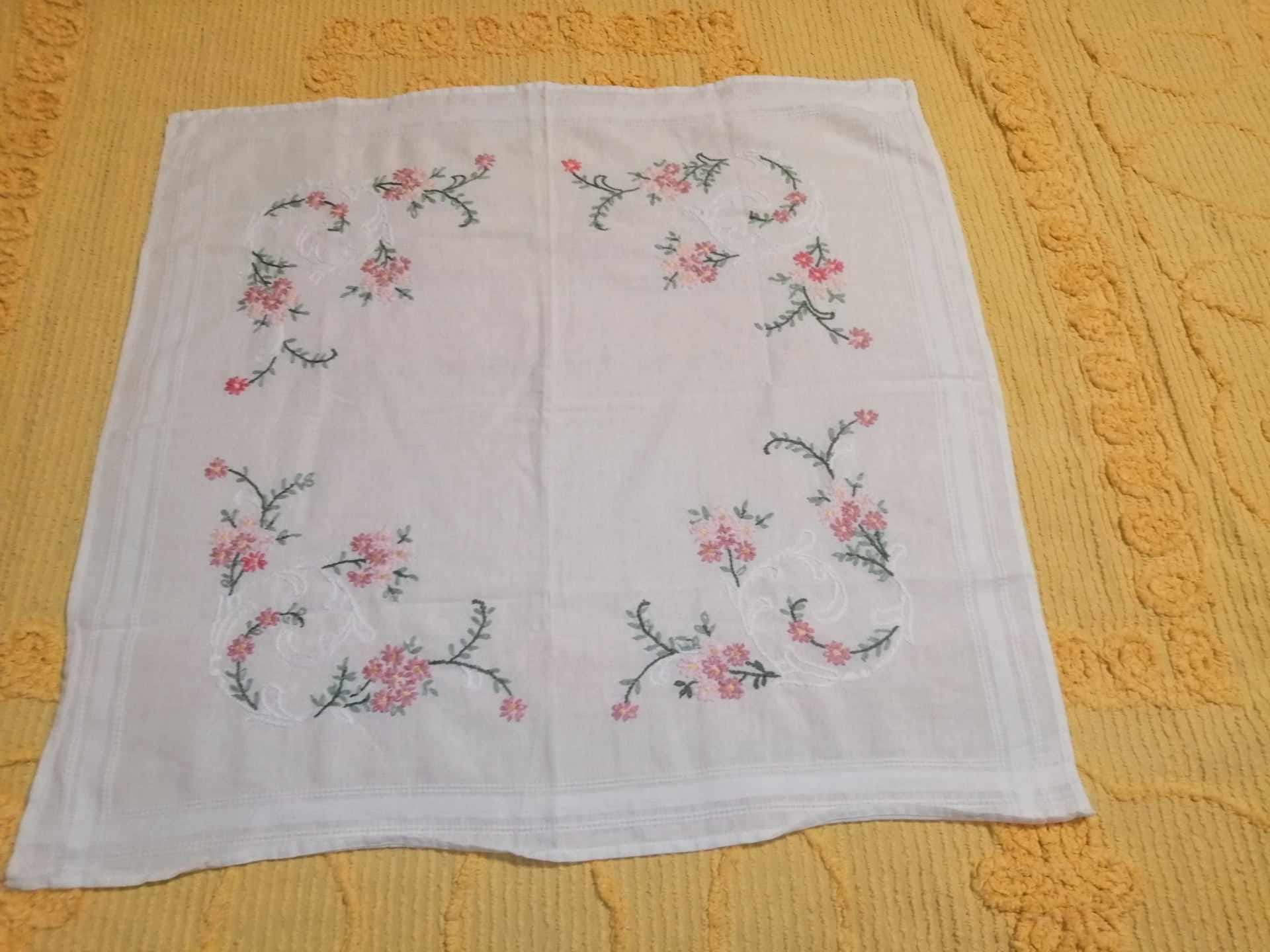 ヴィンテージ テーブルクロス ピンク グリーンの花柄手刺繍、テーブル