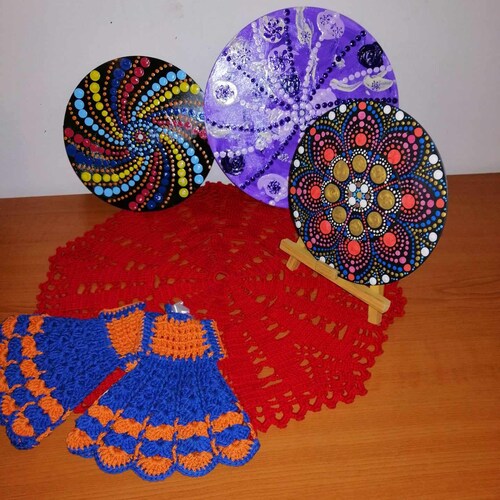 ヴィンテージの額入り刺繍絵、ピンクの白い花束と白い鳩が描かれた