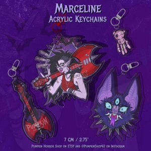 Może przedstawiać: Cztery akrylowe breloki przedstawiające Marceline z czerwoną gitarą basową w kształcie topora, lalkę voodoo, gitarę w kształcie nietoperza oraz trójokiego fioletowego nietoperza. Tekst zawiera 7 CM / 2.75". Tło jest w kolorze fioletowym.