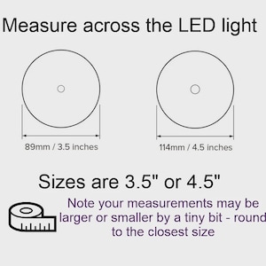 Może przedstawiać: Schemat przedstawiający wymiary oświetlenia LED. Obraz zawiera dwa okręgi o wymiarach 89 mm (3,5 cala) i 114 mm (4,5 cala). Tekst wskazuje, że rozmiary to 3,5" lub 4,5".