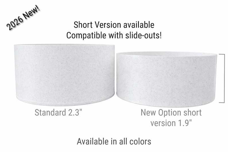 Może przedstawiać: Wyświetlane są dwa białe, cylindryczne klosze lamp, jeden z napisem "Standard 2.3", a drugi "New Option short version 1.9". Widoczny jest r&oacute;wnież tekst "2026 New!" oraz "Short Version available Compatible with slide-outs!". Widoczny jest r&oacute;wnież tekst "Available in all colors".