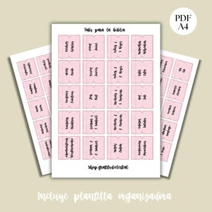 Puede incluir: Pestañas rosas para la Biblia con texto negro, con las palabras "Tabs para la biblia" y nombres de libros. Las pestañas están dispuestas sobre papel blanco con un patrón de lunares rosa claro. También se ve el texto "Shop gratitudcelestial".