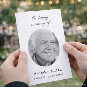 Puede incluir: Un programa conmemorativo blanco sostenido por dos manos. El programa presenta el texto "In loving memory of" sobre un retrato en blanco y negro de un hombre mayor sonriente. El nombre "WILLIAM H. MILLER" y las fechas "July 17, 1945 – January 16, 2029" están impresos debajo.