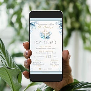 Puede incluir: Una invitación azul y blanca con detalles dorados para un bautizo. La invitación presenta una cruz con hojas y el texto "Acompáñame a celebrar Mi Bautize Roy Cesar". La invitación también incluye los nombres de los padres y padrinos, la fecha del bautizo y la ubicación de la ceremonia y la recepción.