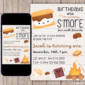 Puede incluir: Una invitación imprimible para una fiesta de cumpleaños con temática de s'mores. La invitación presenta un s'more de dibujos animados con una cara sonriente y el texto "Los cumpleaños son más divertidos con amigos". La invitación también incluye el texto "Únete a nosotros para una velada acogedora alrededor del fuego" y "Jacob cumple un año" con la fecha y la hora de la fiesta.
