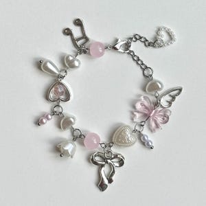 Pulsera Coquette Balletcore, joyería con dijes en racimo, dijes de perlas con lazos, estética elegante y delicada del año 2000, ideas de regalo únicas y lindas para ella.