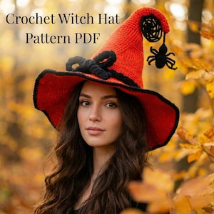 Puede incluir: Un sombrero de bruja rojo tejido a ganchillo con un borde, lazo y araña negros. El sombrero tiene el texto "Crochet Witch Hat Pattern PDF" en blanco. Es un artículo de artesanía con temática de Halloween.
