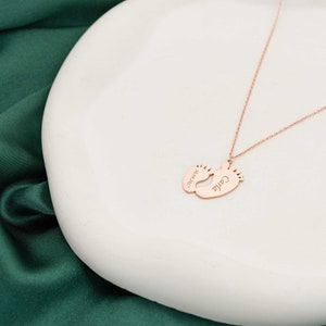 Collar dorado con nombre de pie de bebé, colgante con huella de bebé, collar con nombre de niño, joyería con letra y fecha de nacimiento, regalo de Navidad para mamá.