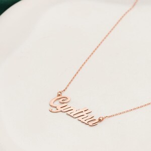 Colar com nome em ouro 14K, joias personalizadas com nome em ouro maciço, colar com nome, pingente minimalista com nome, presentes de Natal, presente para netos