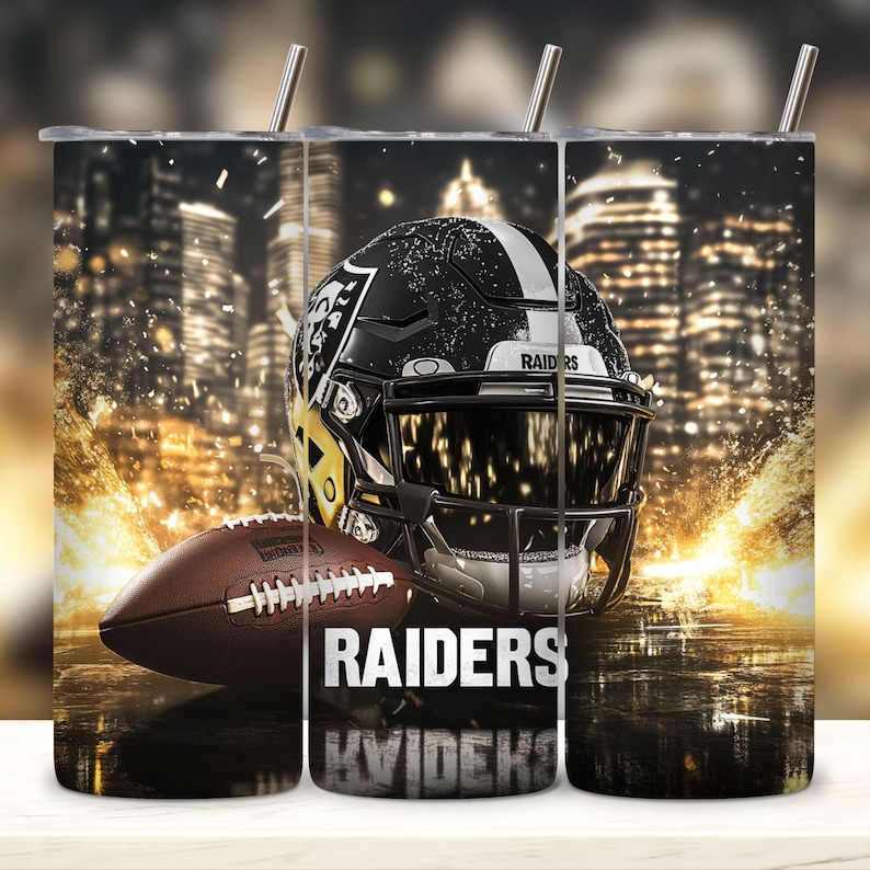K&ouml;nnte beinhalten: Ein schwarzer und silberner Footballhelm mit einem schwarzen und goldenen Football und dem Wort "RAIDERS" auf einem schwarzen und goldenen Hintergrund.
