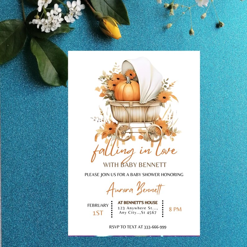Puede incluir: Una invitaci&oacute;n a una fiesta de bienvenida al beb&eacute; con tem&aacute;tica oto&ntilde;al. La invitaci&oacute;n presenta un cochecito blanco con una calabaza en su interior, rodeado de hojas de oto&ntilde;o y flores. El texto dice "falling in love with baby Bennett" e incluye la fecha, la hora y el lugar de la fiesta.