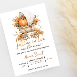 Puede incluir: Una invitaci&oacute;n a una fiesta de bienvenida al beb&eacute; con tem&aacute;tica oto&ntilde;al. La invitaci&oacute;n presenta un cochecito blanco con una calabaza en su interior. El cochecito est&aacute; rodeado de hojas de oto&ntilde;o y flores. El texto de la invitaci&oacute;n dice "falling in love with baby Bennett".