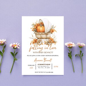 Puede incluir: Una invitaci&oacute;n a una fiesta de bienvenida al beb&eacute; con tem&aacute;tica oto&ntilde;al. La invitaci&oacute;n presenta un cochecito blanco con una calabaza dentro y flores de oto&ntilde;o. El texto de la invitaci&oacute;n dice "falling in love with baby Bennett".
