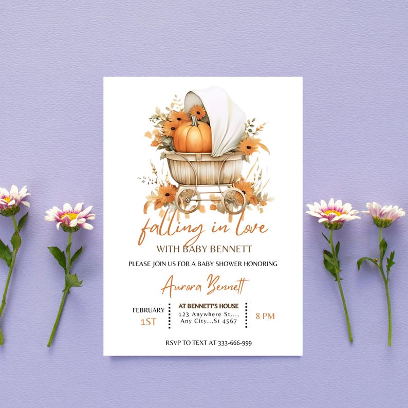 Puede incluir: Una invitaci&oacute;n a una fiesta de bienvenida al beb&eacute; con tem&aacute;tica oto&ntilde;al. La invitaci&oacute;n presenta un cochecito blanco con una calabaza dentro y flores de oto&ntilde;o. El texto de la invitaci&oacute;n dice "falling in love with baby Bennett".