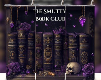 Puede incluir: Un vaso morado y dorado con un diseño de estantería y el texto "The Smutty Book Club". La estantería está llena de libros, algunos con detalles dorados, y hay flores moradas y una calavera en la estantería.