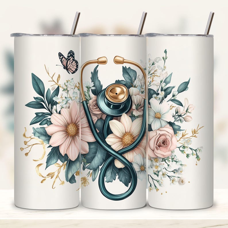 Puede incluir: Un vaso de acero inoxidable blanco con un dise&ntilde;o floral y un estetoscopio. Las flores son rosas, blancas y verdes. Hay una mariposa dorada en el lado izquierdo del vaso.