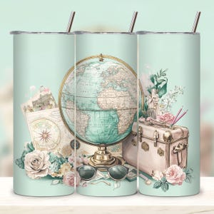 Op de afbeelding: Drie roestvrijstalen bekers met een reisthema. De bekers hebben een vintage globe, een koffer, bloemen, zonnebrillen en een kompas. De achtergrond is lichtblauwgroen.