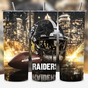 K&ouml;nnte beinhalten: Ein schwarzer und goldener Edelstahlbecher mit einem Footballhelm und einem Football-Design. Der Helm tr&auml;gt den Schriftzug "RAIDERS". Der Hintergrund ist eine n&auml;chtliche Skyline einer Stadt.