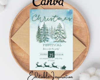 Op de afbeelding: Een kerstfestival-uitnodigingskaart met een aquarelontwerp met dennenbomen en een besneeuwde achtergrond. De kaart bevat de tekst "Christmas Festival" en evenementdetails. De kaart ligt op een houten bord met een envelop.