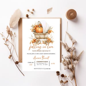 Puede incluir: Una invitaci&oacute;n a una fiesta de bienvenida al beb&eacute; con tem&aacute;tica oto&ntilde;al. La invitaci&oacute;n presenta un cochecito blanco con una calabaza dentro y flores de oto&ntilde;o. El texto de la invitaci&oacute;n dice "falling in love with baby Bennett" e incluye la fecha, la hora y el lugar de la fiesta. RSVP por mensaje de texto al 333-666-999.