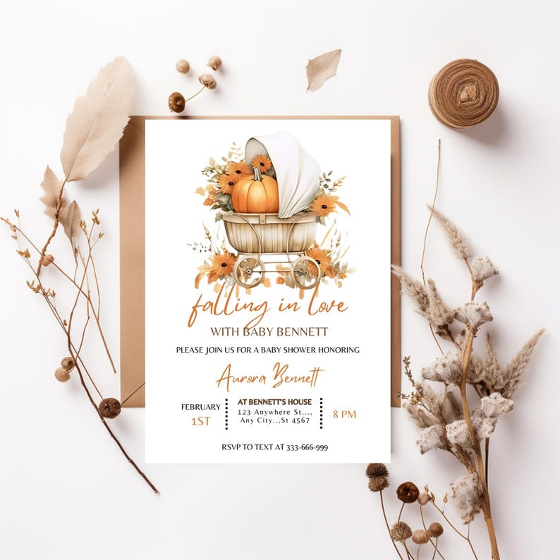 Puede incluir: Una invitaci&oacute;n a una fiesta de bienvenida al beb&eacute; con tem&aacute;tica oto&ntilde;al. La invitaci&oacute;n presenta un cochecito blanco con una calabaza dentro y flores de oto&ntilde;o. El texto de la invitaci&oacute;n dice "falling in love with baby Bennett" e incluye la fecha, la hora y el lugar de la fiesta. RSVP por mensaje de texto al 333-666-999.