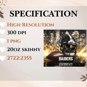 K&ouml;nnte beinhalten: Ein digitaler Download eines 2722 x 2355 Pixel gro&szlig;en PNG-Bildes mit 300 DPI, das einen schwarzen und silbernen Footballhelm mit dem Wort "RAIDERS" zeigt. Der Helm liegt auf einem Footballfeld mit einer Skyline im Hintergrund.