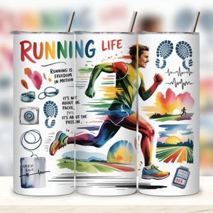Może przedstawiać: Biały kubek o pojemności 590 ml z kolorowym wzorem przedstawiającym biegacza, grafiką o tematyce biegowej oraz napisem "RUNNING LIFE". Projekt zawiera tęczę, ślady stóp i tekst "Running is freedom in motion."