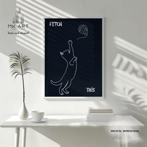 Könnte beinhalten: Schwarzweiß-Linienkunst-Druck eines Katers, der nach einem Wollknäuel greift. Der Druck hat den Text "FETCH THIS" unten.