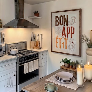 Bon Appetit ポスター、ミッドセンチュリーのタイポグラフィ プリント、フランス語の引用ポスター、赤とオレンジの壁プリント、マキシマリスト キッチン プリント、印刷可能