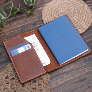 Funda de cuero de primera calidad para pasaporte con ranura AirTag opcional: agregue su toque personal con un grabado personalizado o iniciales, ideal para viajeros
