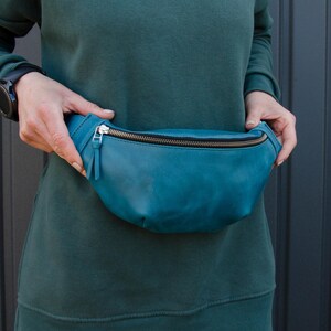 Sac banane en cuir personnalisé pour homme et femme. Sac à bandoulière pour un usage quotidien. Sac à bandoulière urbain. Sac EDC unisexe pour navetteurs, étudiants et voyageurs