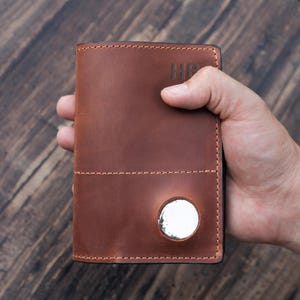 Cartera de cuero para pasaporte hecha a mano con ranura para AirTag - Cartera de viaje de cuero personalizada - Porta pasaporte de piel de vaca - Regalo familiar unisex