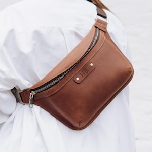 Unisex Leather Belt Bag – Personalized Fanny Pack for Travel, Daily Use – Handmade Hip Bag for Women or Men – Minimalist Style