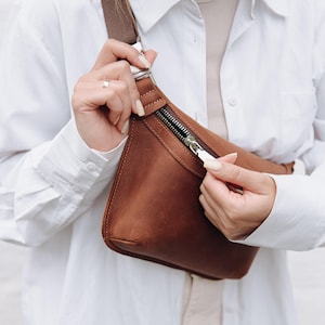 Unisex Leather Crossbody Belt Bag – Everyday Waist Pack with Zipper – Minimalist Hands-Free Pouch for Daily Essentials