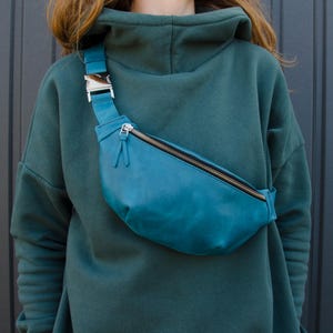 Sac banane en cuir personnalisé pour homme et femme. Sac à bandoulière pour un usage quotidien. Sac à bandoulière urbain. Sac EDC unisexe pour navetteurs, étudiants et voyageurs