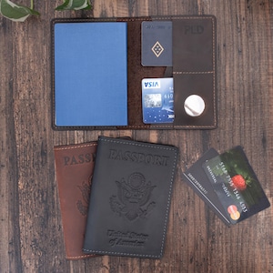 Capa de passaporte de couro premium com o icônico emblema dos EUA e bolso AirTag integrado - Ótimo presente para mãe, pai e namorado, etc.