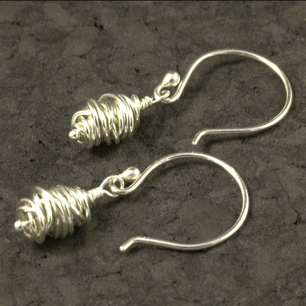 Boucles d'oreilles en argent sterling avec une perle d'argentium faite main / Boucles d'oreilles pendantes uniques / Perles métalliques pendantes / Boucles d'oreilles en argentium