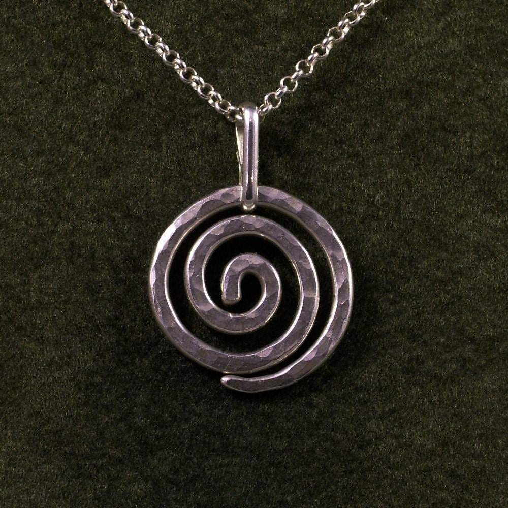 Silver spiral. Маленький спираль. Серебряная спираль. Yana кулон. Серьги спиральные.