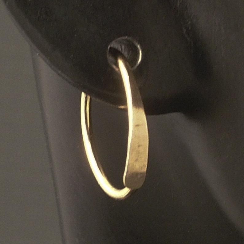 Aros Sleeper de oro rosa * Pendientes pequeños martillados * Joyería artesanal hecha a mano imagen 9