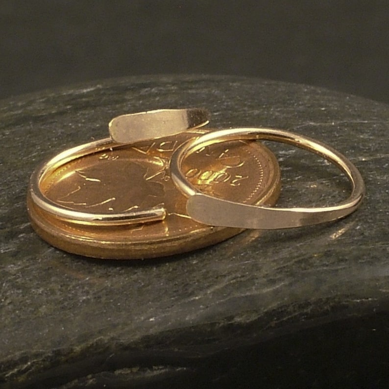 Aros Sleeper de oro rosa * Pendientes pequeños martillados * Joyería artesanal hecha a mano imagen 3