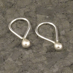 Petites créoles en argent simples @Argentium Sterling larme boucles d'oreilles minimaliste moderne petit petit cartilage plusieurs piercings bijoux pour filles