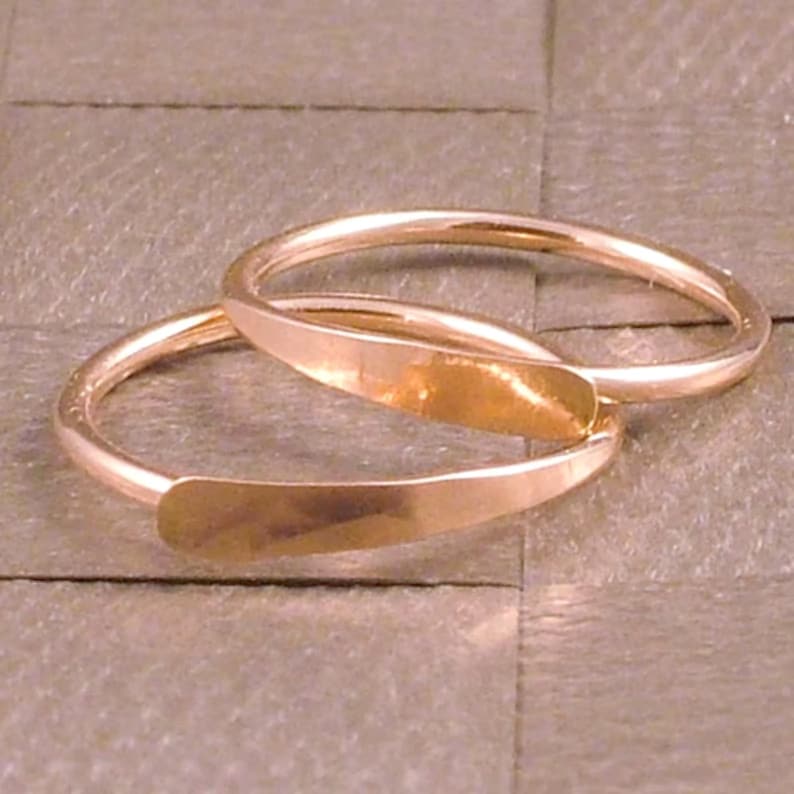 Aros Sleeper de oro rosa * Pendientes pequeños martillados * Joyería artesanal hecha a mano imagen 4