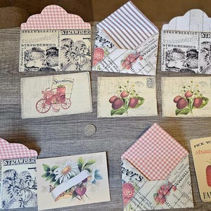 Bolsos e envelopes de itens efêmeros de morango com cartões de diário