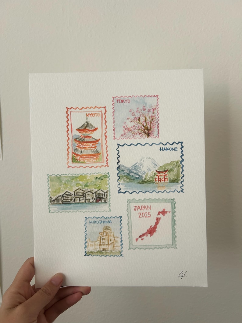 Peut inclure: Peinture &agrave; l'aquarelle repr&eacute;sentant six timbres-poste sur le th&egrave;me du Japon. Les timbres incluent des images de Kyoto, des fleurs de cerisier de Tokyo, Hakone, Ine, Hiroshima et une carte du Japon avec le texte "Japan 2025".