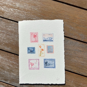 Peut inclure: Peinture &agrave; l'aquarelle de timbres-poste avec divers motifs, dont un palmier, des montagnes et des fleurs. Les timbres sont dans des tons de bleu, rose et jaune, dispos&eacute;s sur du papier blanc textur&eacute;. L'&oelig;uvre est sign&eacute;e en bas &agrave; droite.