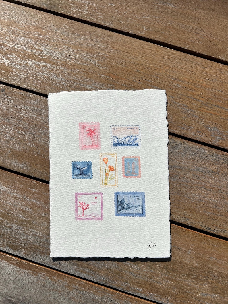 Peut inclure: Peinture &agrave; l'aquarelle de timbres-poste avec divers motifs, dont un palmier, des montagnes et des fleurs. Les timbres sont dans des tons de bleu, rose et jaune, dispos&eacute;s sur du papier blanc textur&eacute;. L'&oelig;uvre est sign&eacute;e en bas &agrave; droite.