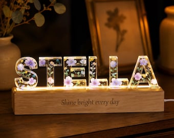Luce notturna a forma di fiore personalizzata per bambini, lampada da comodino a LED in legno, decorazione per la camera di una ragazza adolescente, regalo di compleanno unico per la figlia, luce con nome personalizzato